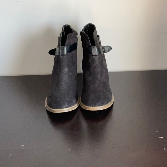 Seventeen Black Ankle Boots - Picture 2 of 7